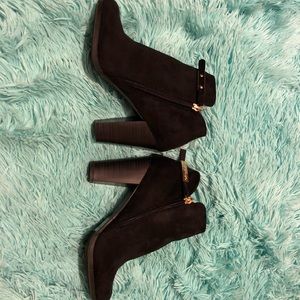 NWOT Suede Ankle booties 👠
